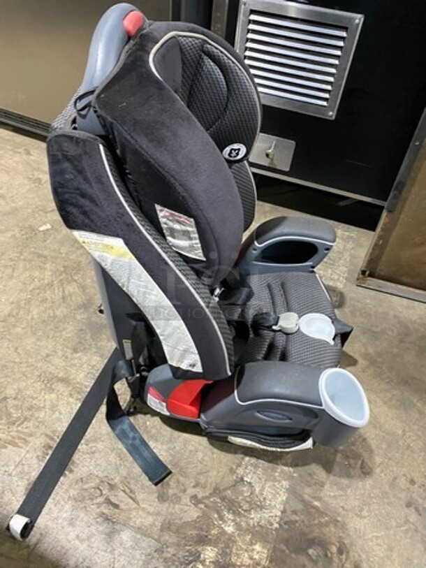 IN ORIGINAL BOX! Graco Child Safety Car Seat! With Straps! With Single Side Cup Holder! With Side Patting For Head Support! - Image 3 of 6