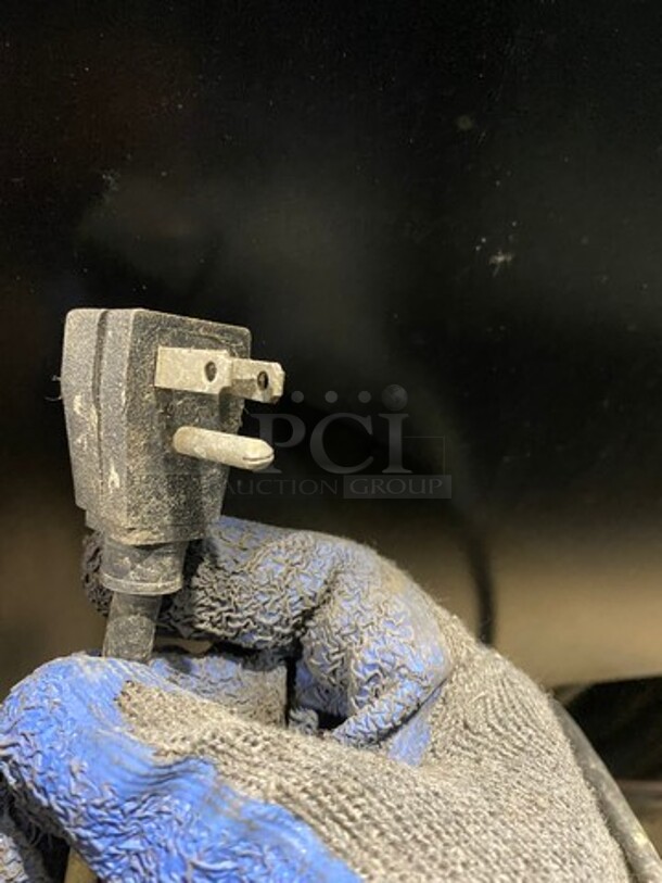 Beverage Air Commercial Single Door Reach In Cooler Merchandiser! With View Through Door! Poly Coated Racks! Model: M27 SN: 647699 115V 60HZ 1 Phase - Image 8 of 8