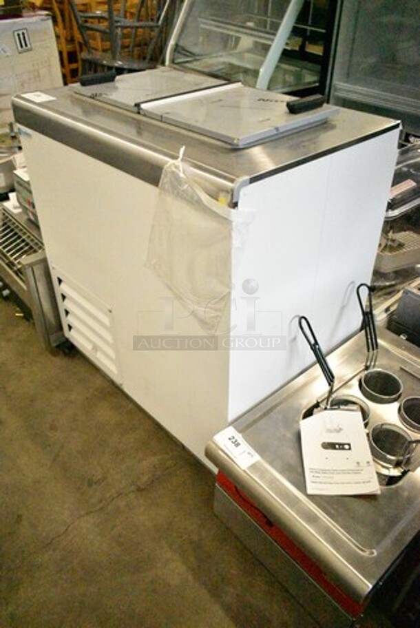 BRAND NEW SCRATCH AND DENT! 2024 Excellence HFF-2-HC  32" Flip Lid Ice Cream Dipping Cabinet. 115 Volts, 1 Phase. Tested and Working! - Image 3 of 6