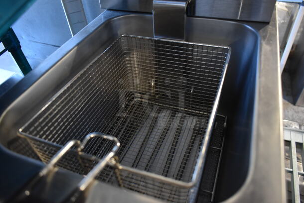 BRAND NEW SCRATCH AND DENT! 2023 Avantco 177F200 Stainless Steel Commercial 15 lb. Medium-Duty Electric Countertop Fryer w/ Metal Fry Basket and Lid. 208/240 Volts, 1 Phase.  - Image 5 of 6