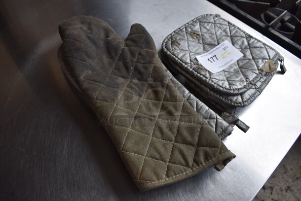 ALL ONE MONEY! Lot of 2 Oven Mitts and 5 Pot Holders - Image 2 of 3