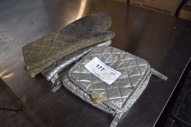 ALL ONE MONEY! Lot of 2 Oven Mitts and 5 Pot Holders - Image 3 of 3