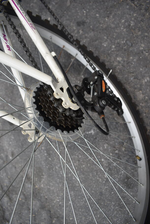 Huffy V-Luxe White And Black 7-Speed Bike. - Image 5 of 9