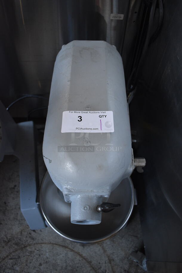 Hobart A-200 Metal Commercial Countertop 20 Quart Planetary Dough Mixer w/ Stainless Steel Mixing Bowl and Dough Hook Attachment. 115 Volts, 1 Phase. 17x21x31. Tested and Working! - Image 6 of 6