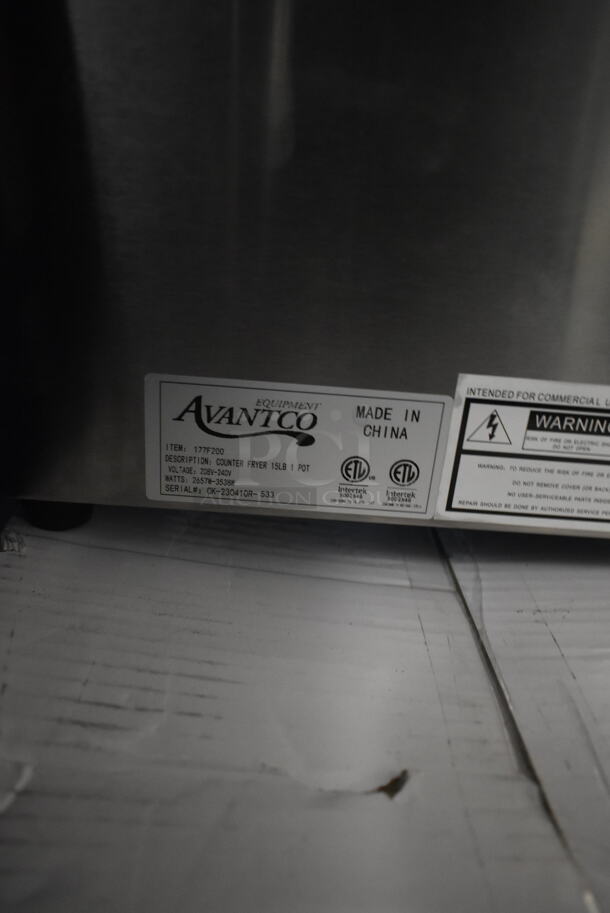 BRAND NEW SCRATCH AND DENT! 2023 Avantco 177F200 Stainless Steel Commercial Countertop Electric Powered Deep Fat Fryer w/ Metal Fry Basket and Lid. 208-240 Volts, 1 Phase.  - Image 4 of 4