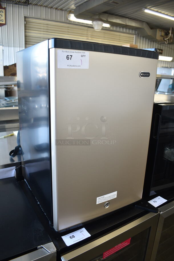 BRAND NEW SCRATCH AND DENT! Whynter CUF-210SSg Energy Star Stainless Steel Upright Freezer with Lock. 115 Volts, 1 Phase. Tested and Working! - Image 3 of 6