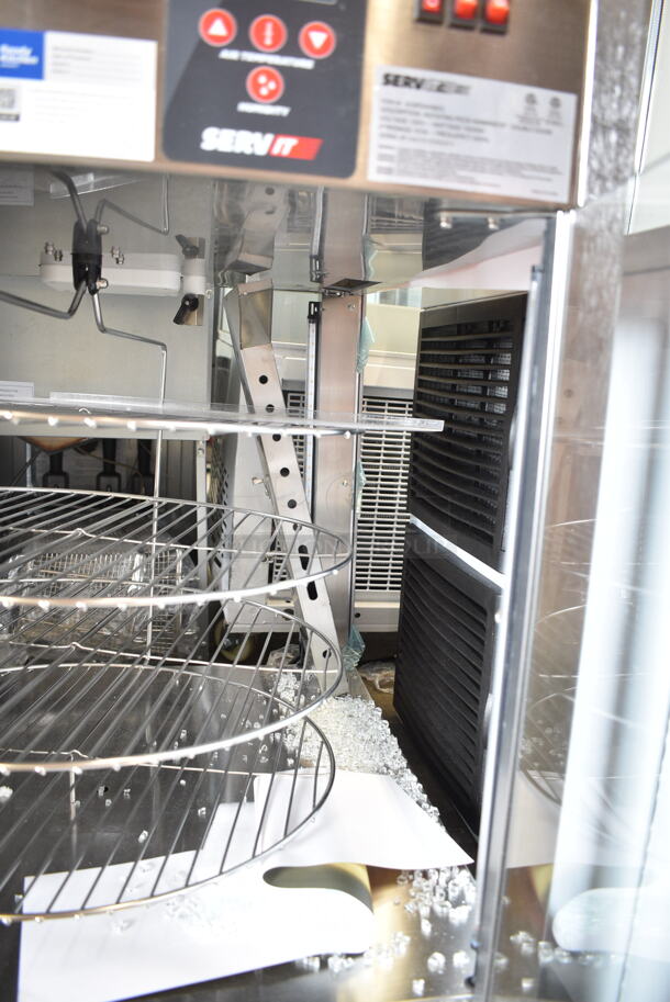 BRAND NEW SCRATCH AND DENT! ServIt 423PDW18D2 Stainless Steel Commercial Countertop Self-Service Pizza Warmer with 4-Shelf Rotating Rack. See Pictures for Broken Glass. 120 Volts, 1 Phase. Tested and Working! - Image 7 of 8