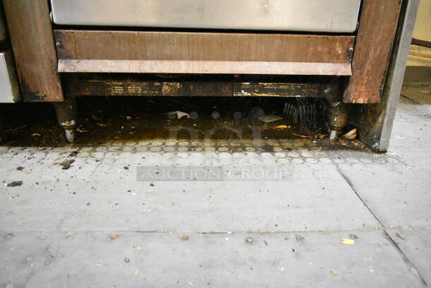 Garland Metal Commercial Natural Gas Powered 6 Burner Range w/ Oven, Over Shelf and Back Splash. This Unit Was In Working Condition When the Restaurant Closed. (kitchen) - Image 3 of 6