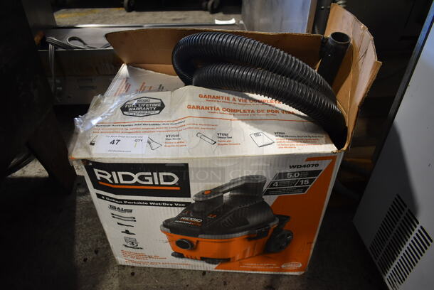 IN ORIGINAL BOX! Rigid WD4070 Orange and Black Poly 4 Gallon Portable Wet Dry Vac Vacuum Cleaner. 120 Volts, 1 Phase. Tested and Working! - Image 2 of 5