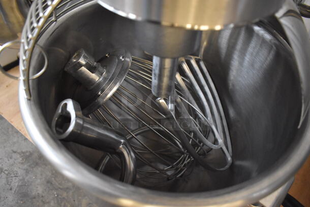 BRAND NEW SCRATCH AND DENT! Avantco 177MX20H Metal Commercial Floor Style 20 Quart Planetary Dough Mixer w/ Stainless Steel Mixing Bowl, Bowl Guard, Dough Hook, Balloon Whisk and Paddle Attachments. 110 Volts, 1 Phase. 17x24x32. Tested and Working! - Image 5 of 7
