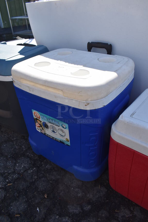 Igloo Blue and White Poly Portable Cooler. 20x19x22 - Image 3 of 4
