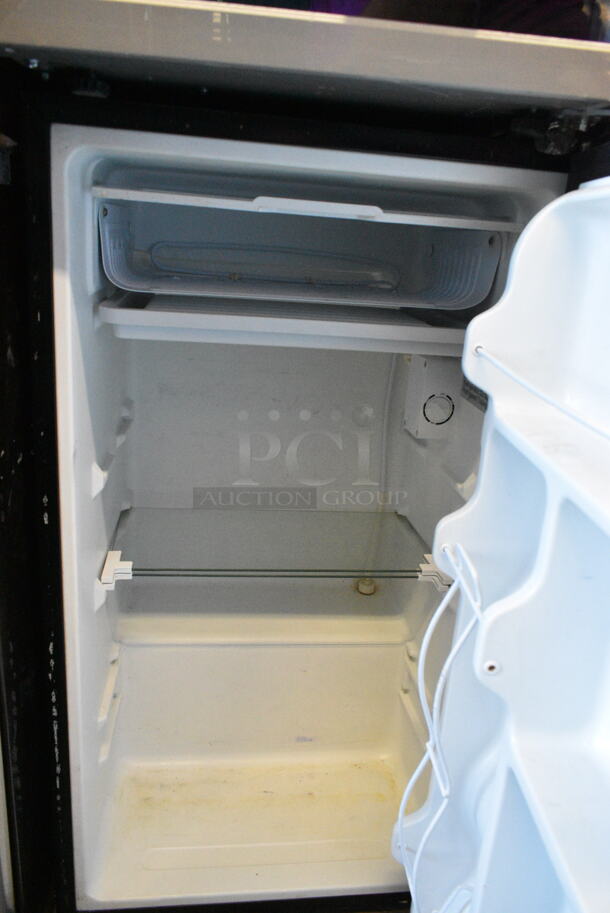 General Electric GE WMR04BAPBB Mini Cooler. 115 Volts, 1 Phase. Cannot Test Due To Cut Power Cord - Image 2 of 4