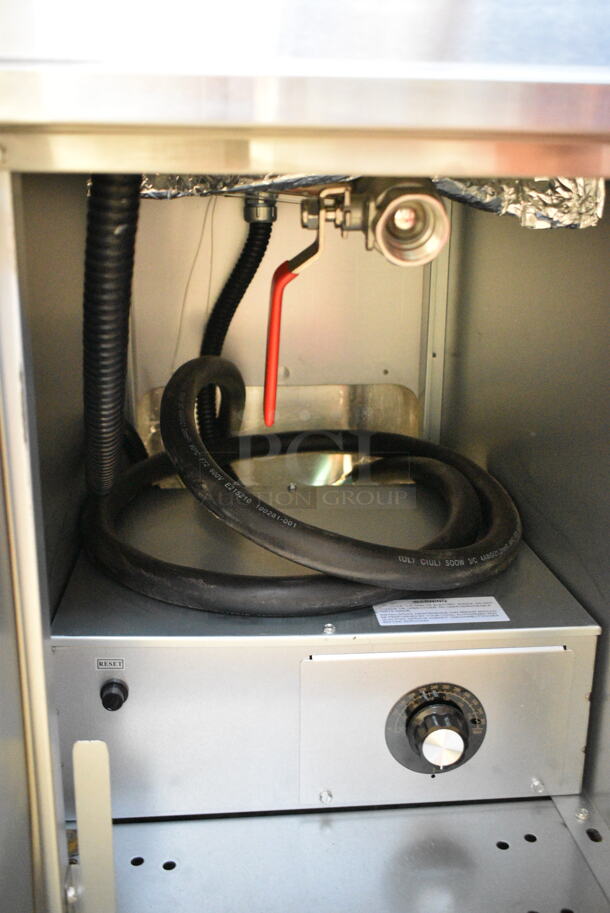 BRAND NEW SCRATCH AND DENT! 2023 Avantco 177EF40D Stainless Steel Commercial 40 lb. Electric Floor Fryer - 240 Volts, 1 Phase.  - Image 8 of 11