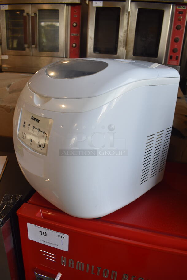 BRAND NEW SCRATCH AND DENT! Danby DIM2500WDB Electric Powered Countertop White Ice Maker With Scooper. 110-120 V.  Tested and Working!  - Image 3 of 5