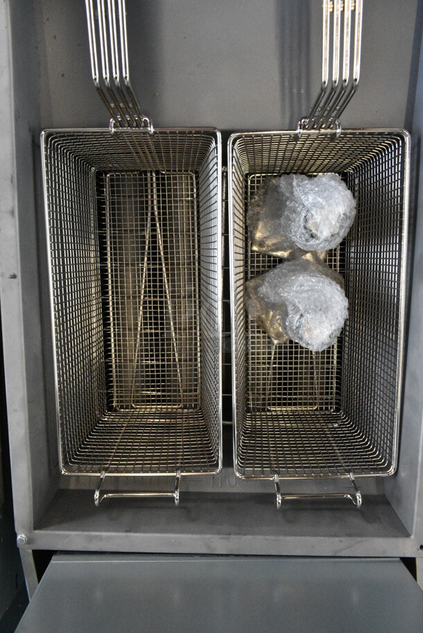 BRAND NEW SCRATCH AND DENT! Vulcan 1VEG50M-1 Veg Series Stainless Steel Floor Style 45-50 lb. Natural Gas Powered Fryer w/ 2 Metal Fry Baskets. 85,000 BTU - Image 5 of 9