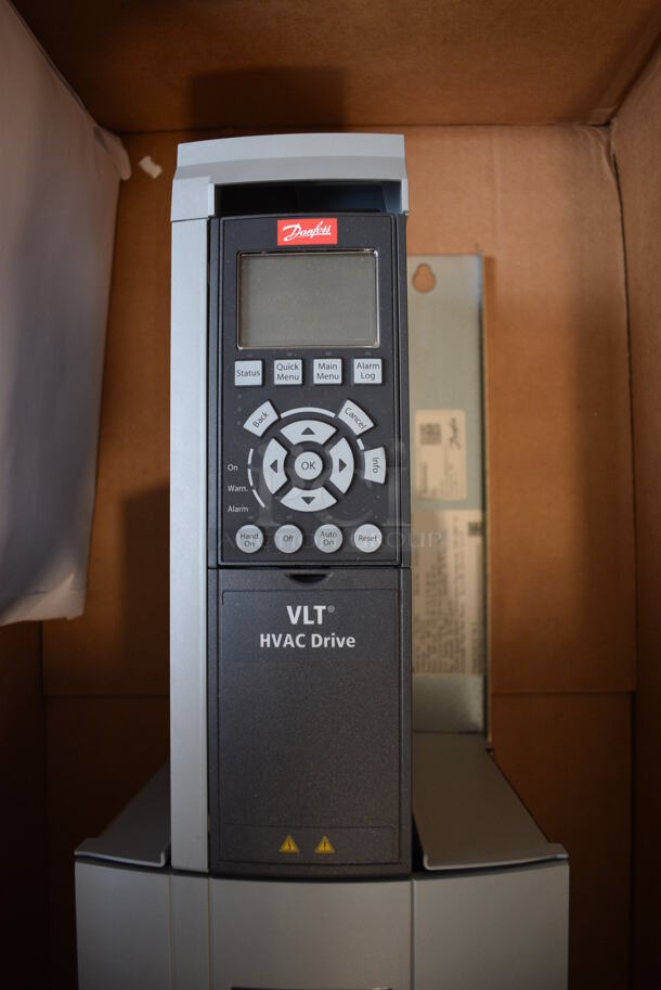 BRAND NEW IN BOX! Danfoss Model 174L1565 Metal Commercial VLT HVAC Drive. 460 Volts, 3 Phase. 8x10x31 - Image 3 of 7