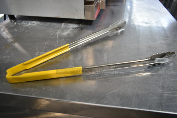 BRAND NEW SCRATCH AND DENT! 5 Vollrath 4781650 Jacob's Pride 16" Stainless Steel Scalloped Tongs with Yellow Coated Kool-Touch® Handle - Image 3 of 5