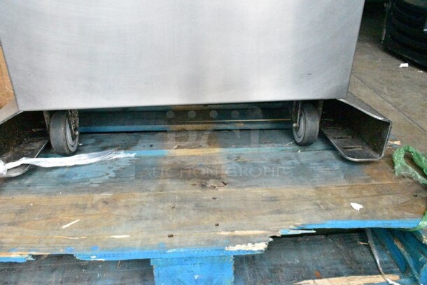 Fresh N Squeeze POS-1 Stainless Steel Commercial Floor Style Automatic Citrus Juicer on Commercial Casters. 120 Volts, 1 Phase. Tested and Working! - Image 3 of 8