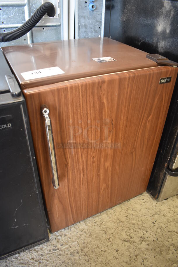 Sanyo SR6908X Metal Mini Cooler. 120 Volts, 1 Phase. 19x18x25. Tested and Working! - Image 2 of 5