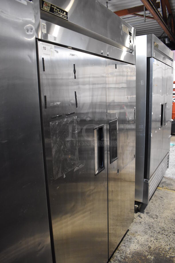 True TG2R-2S ENERGY STAR Stainless Steel Commercial 2 Door Reach In Cooler w/ Poly Coated Racks on Commercial Casters. 115 Volts, 1 Phase. Cannot Test - Unit Trips Breaker - Image 7 of 7