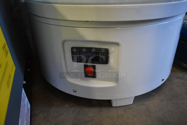 BRAND NEW SCRATCH AND DENT! Avantco 360CRR2HCW Metal Commercial Countertop White Countertop Rotating Refrigerated Cake Display. Door Will Not Stay Shut. 110-120 Volts, 1 Phase. Tested and Working! - Image 5 of 6