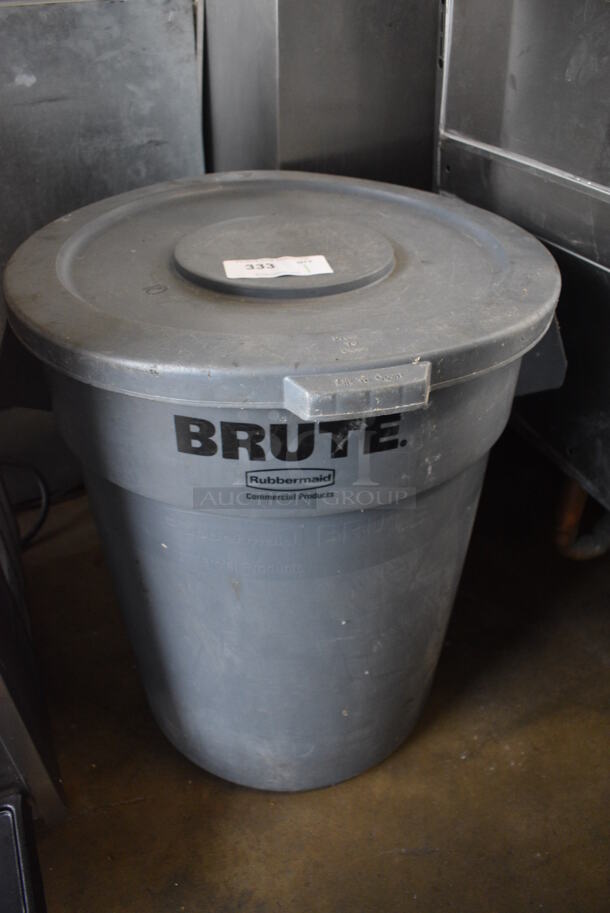 Rubbermaid Brute Gray Poly Trash Can w/ Lid. 24x22x27