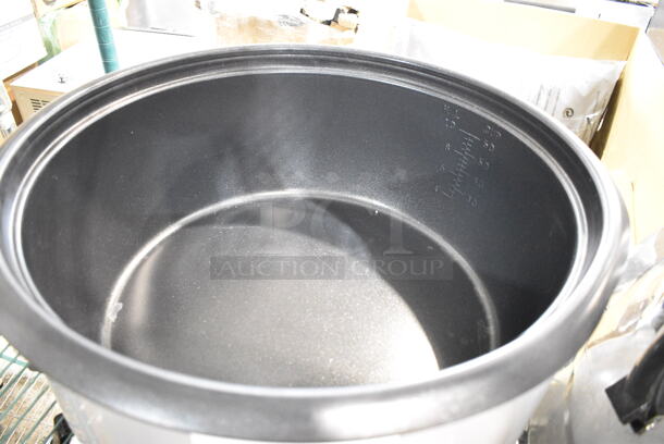 BRAND NEW SCRATCH AND DENT! Avantco 177RCB124 Metal Countertop 124 Cup (62 Cup Raw) Electric Rice Cooker / Warmer with Removable Lid. 240 Volts, 1 Phase.  - Image 4 of 6