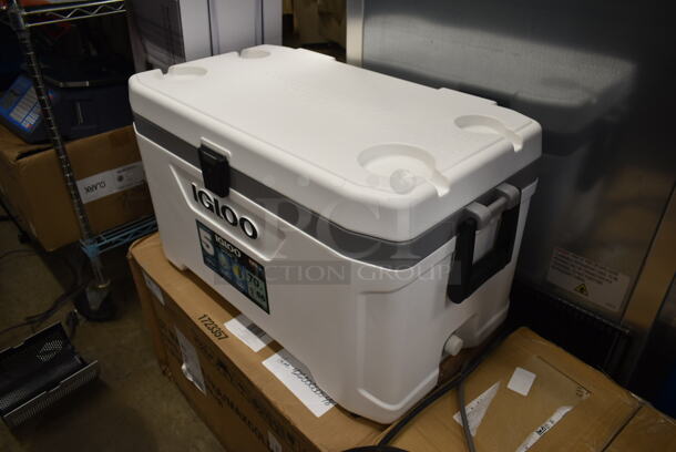 LIKE NEW! Igloo 50548 Marine Ultra 70 Qt. White Cooler with Comfort Grip Handles - Image 5 of 10