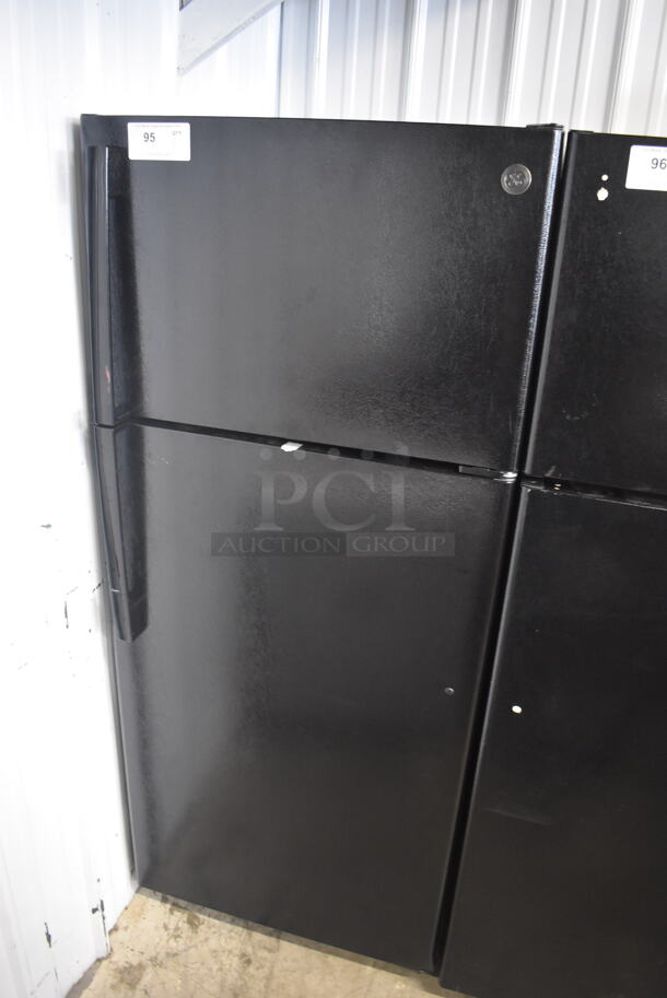 BRAND NEW! GE Metal Cooler Freezer Combo Unit. 28x29x67. Tested and Working! - Image 2 of 8