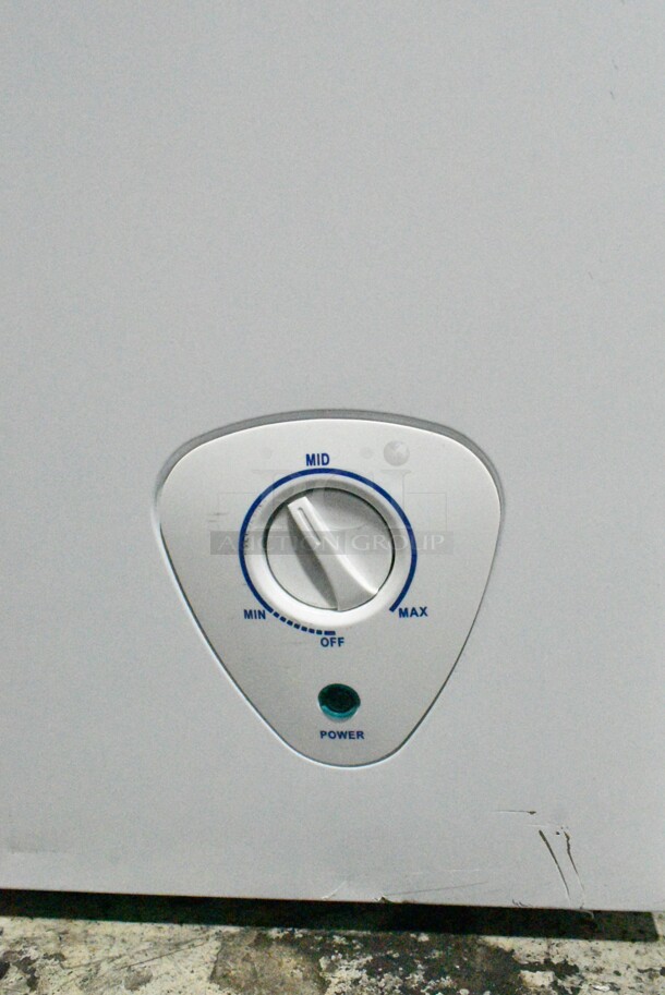 Hisense WFC050M6XWD Metal Chest Freezer w/ Hinge Lid. 115 Volts, 1 Phase. Tested and Working! - Image 4 of 5