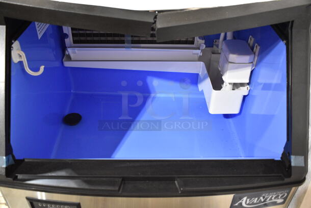 BRAND NEW SCRATCH AND DENT! Avantco 194UCF280A Stainless Steel Commercial Self Contained Undercounter 26" Full Cube Ice Machine - 299 lb. See Pictures for Damage to Door. 115 Volts, 1 Phase.  - Image 5 of 7