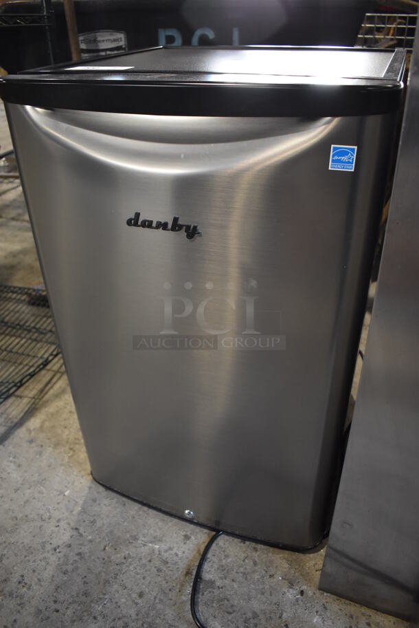 Danby DAR044A6BSLDBO Mini Cooler. 115 Volts, 1 Phase. 20.5x21.5x33.5. Tested and Working! - Image 4 of 8