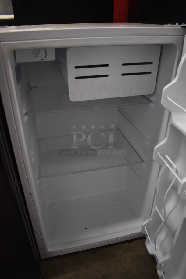 GE GME04GGKBWW Metal Mini Cooler. 115 Volts, 1 Phase. 19.5x21.5x33.5. Tested and Powers On But Does Not Get Cold - Image 4 of 6