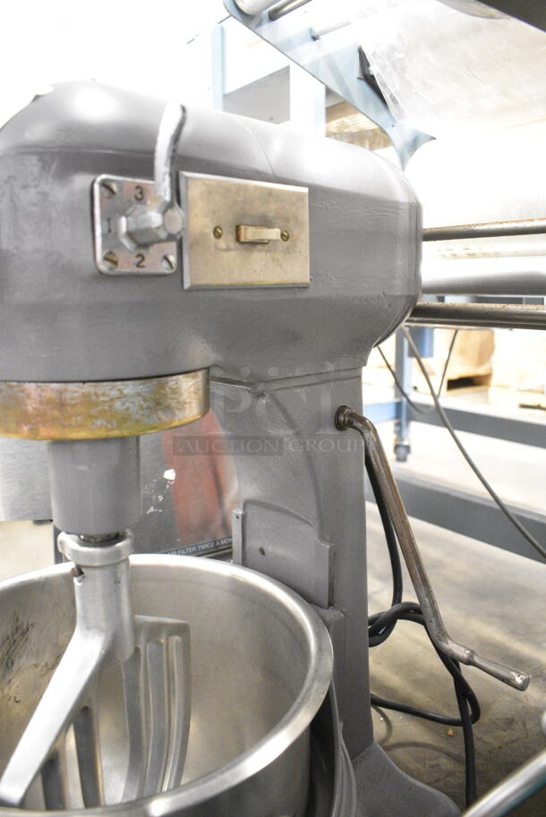 Hobart A-200 Metal Commercial Countertop 20 Quart Planetary Dough Mixer w/ Stainless Steel Mixing Bowl and Paddle Attachment. 115 Volts, 1 Phase. Tested and Working! - Image 5 of 8