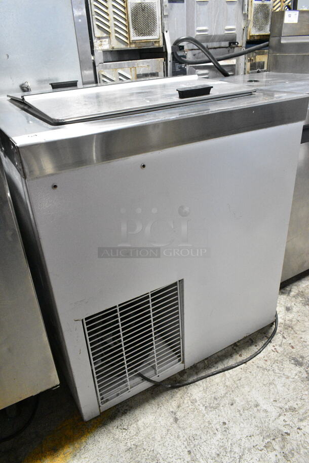 Master-Bilt DC-4D Metal Commercial Chest Freezer w/ Center Hinge Lid. 208-230 Volts, 1 Phase. Tested and Working! - Image 1 of 6