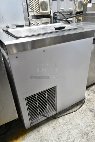 Master-Bilt DC-4D Metal Commercial Chest Freezer w/ Center Hinge Lid. 208-230 Volts, 1 Phase. Tested and Working!