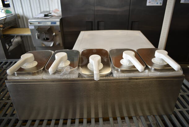 BRAND NEW SCRATCH AND DENT! ServSense 651PDS2QT5P Stainless Steel Commercial Countertop 5 Pump 2 Quart Topping Rail. - Image 3 of 7