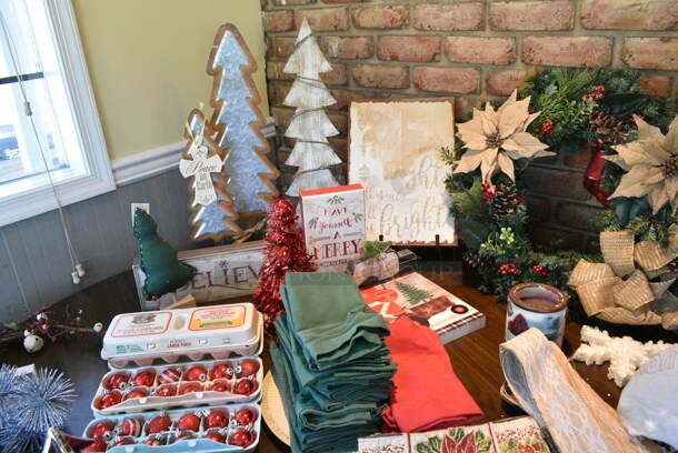 ALL ONE MONEY! Lot of Various Christmas Decor. (booth room)  - Image 6 of 7