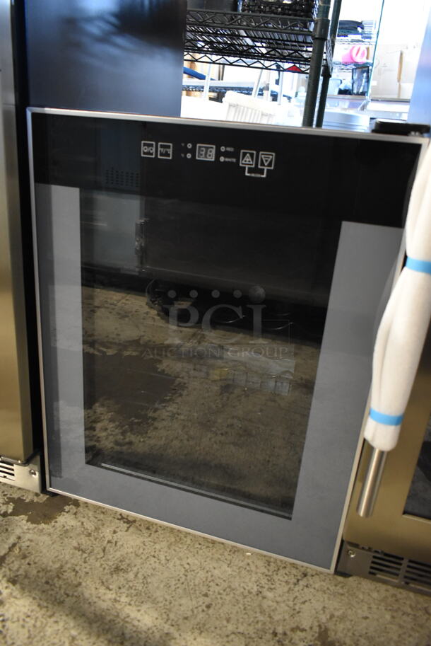 BRAND NEW SCRATCH AND DENT! Avanti WC24T2P 19" Freestanding 24 Bottle Wine Cooler Merchandiser. 115 Volts, 1 Phase. Tested and Working! - Image 2 of 4
