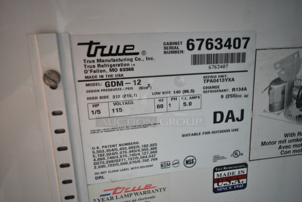 True GDM-12 Metal Commercial Single Door Reach In Cooler Merchandiser w/ Poly Coated Racks. 115 Volts, 1 Phase. Tested and Powers On But Does Not Get Cold - Image 4 of 4