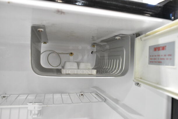 Tatung TR-4RD Mini Cooler. 115 Volts, 1 Phase. Tested and Powers On But Does Not Get Cold - Image 5 of 6