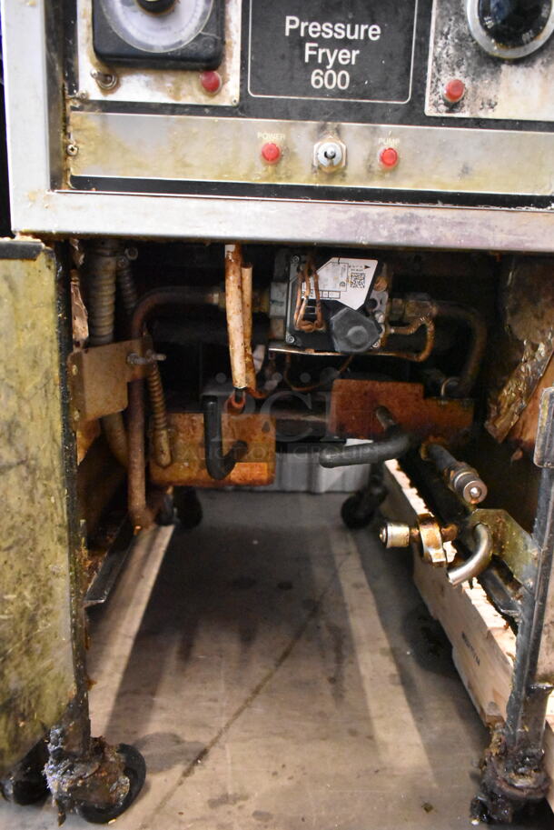 Henny Penny 600 Stainless Steel Commercial Floor Style Natural Gas Powered Pressure Fryer on Commercial Casters. 80,000 BTU. - Image 6 of 7