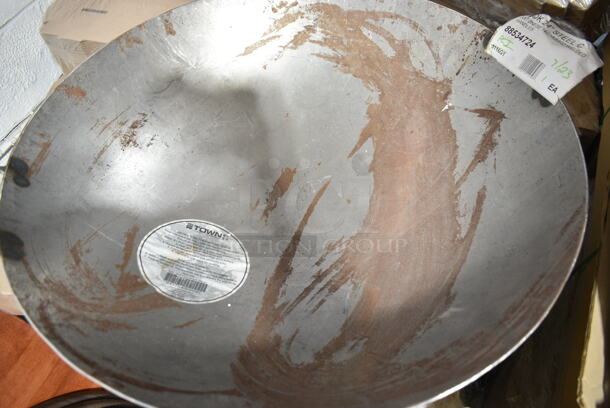 BRAND NEW SCRATCH AND DENT! 88534724 Town 34724 24" Hand Hammered Cantonese Wok - Image 4 of 6