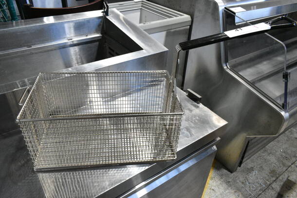 BRAND NEW SCRATCH AND DENT! Metal Fry Basket.  - Image 1 of 4