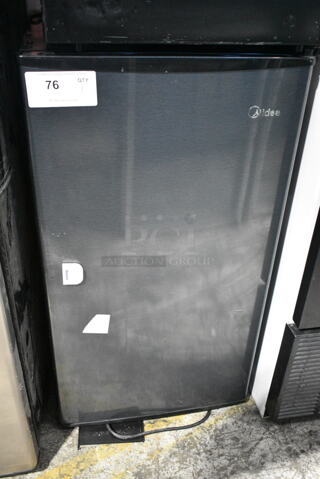 Midea MRM33S7ASL Metal Mini Cooler. 115 Volts, 1 Phase. Tested and Powers On But Does Not Get Cold