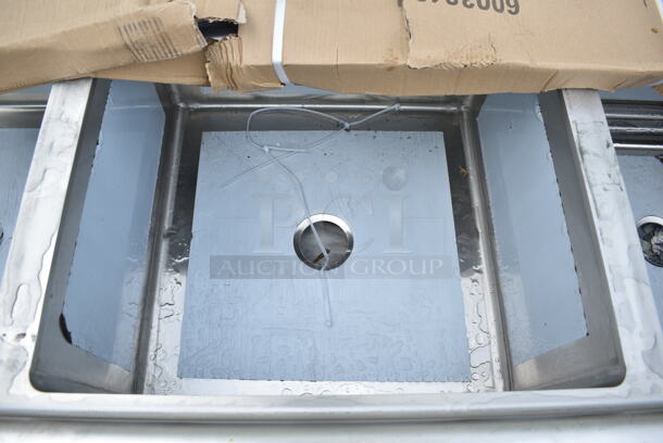 BRAND NEW SCRATCH AND DENT! Regency 600S3242424S Spec Line 124" 14 Gauge Stainless Steel Three Compartment Commercial Sink with 2 Drainboards - 24" x 24" x 14" Bowls - Image 7 of 10