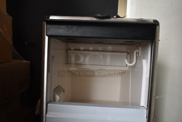 BRAND NEW SCRATCH AND DENT! Norpole NPCIM90B Stainless Steel Commercial Undercounter Self Contained Ice Machine. 115 Volts, 1 Phase. - Image 2 of 5