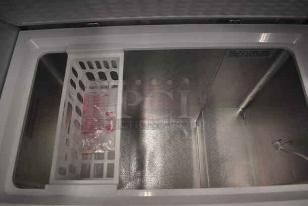 BRAND NEW SCRATCH AND DENT! Thomson TFRF710-B-SM Metal Chest Freezer. 115 Volts, 1 Phase. 35.5x21.5x33. Tested and Working! - Image 3 of 5