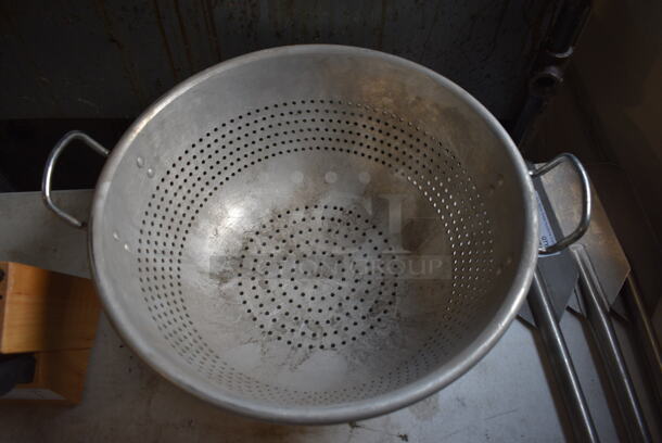 Metal Colander. 19x16x8 - Image 2 of 3
