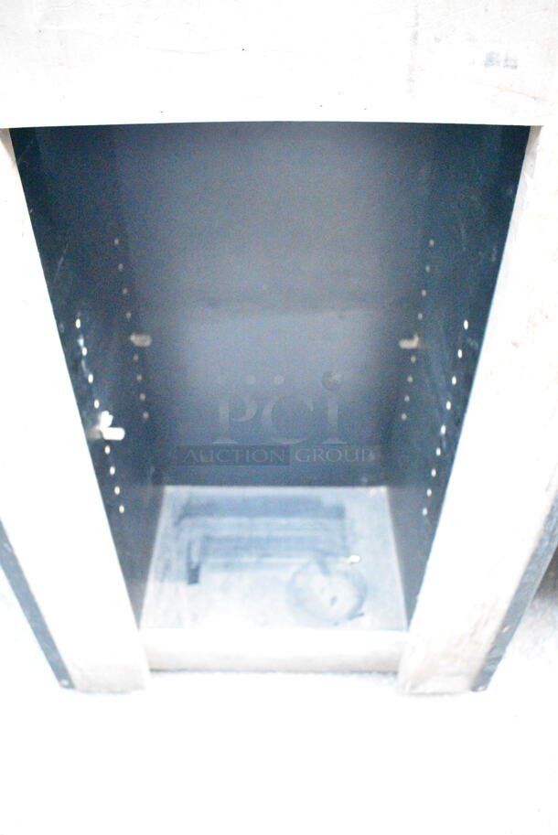 Counter.  - Image 3 of 3